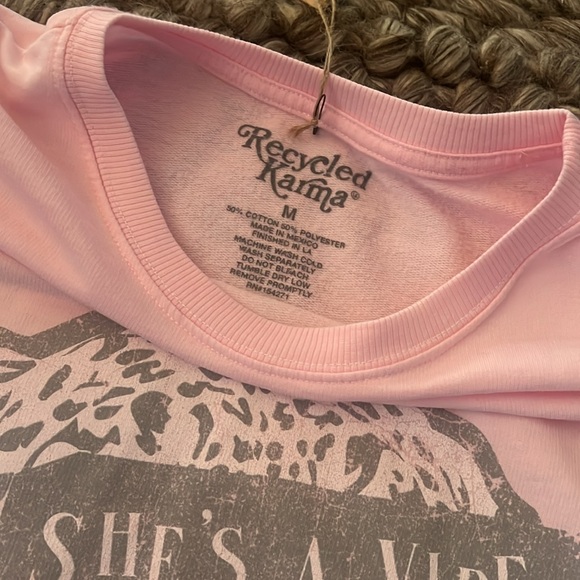 Recycled karma NWT light pink oversized sweatshirt “she’s a vibe” - Picture 4 of 5